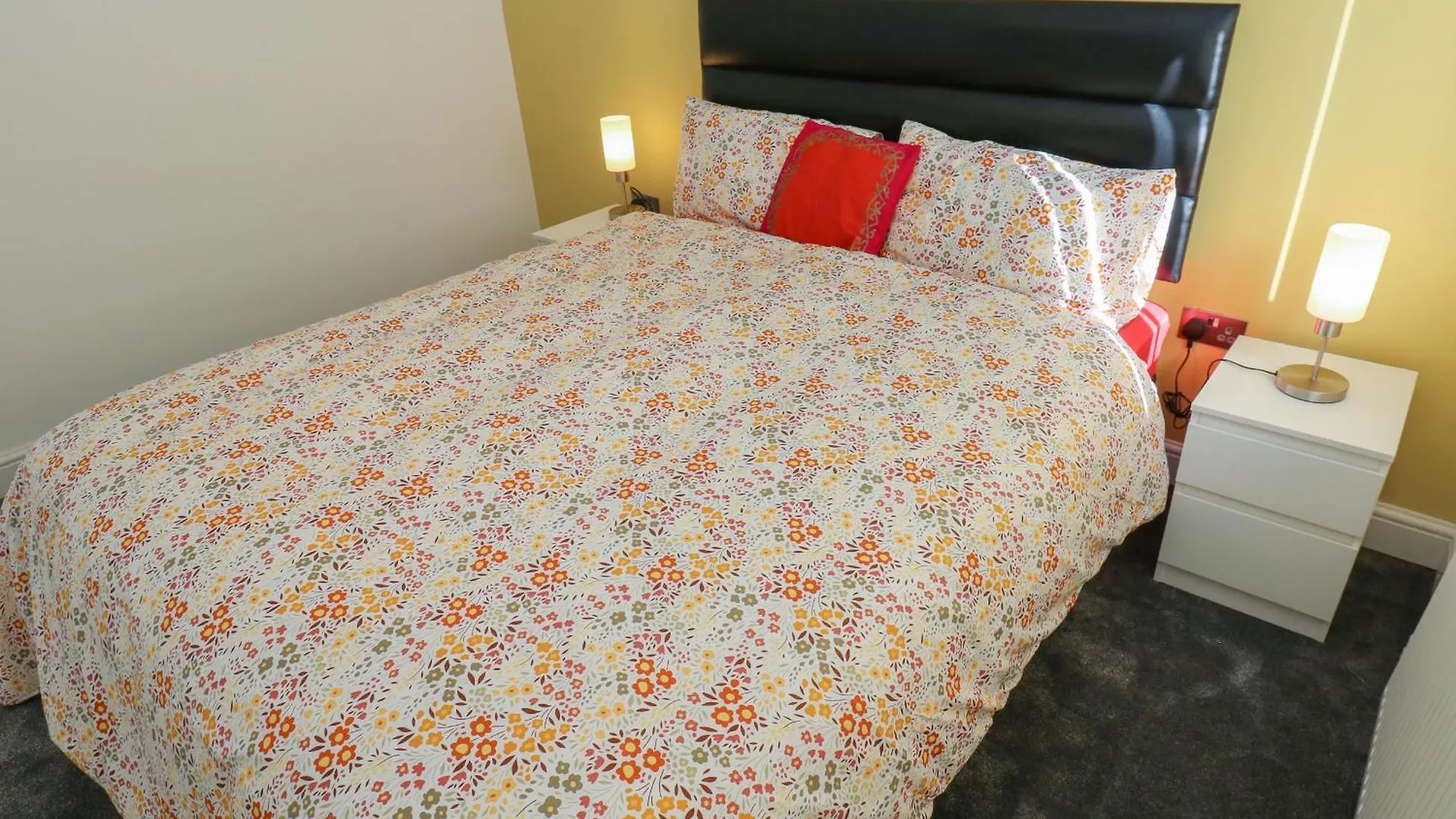 Cosmic Pearl Villa Leeds  Holiday home