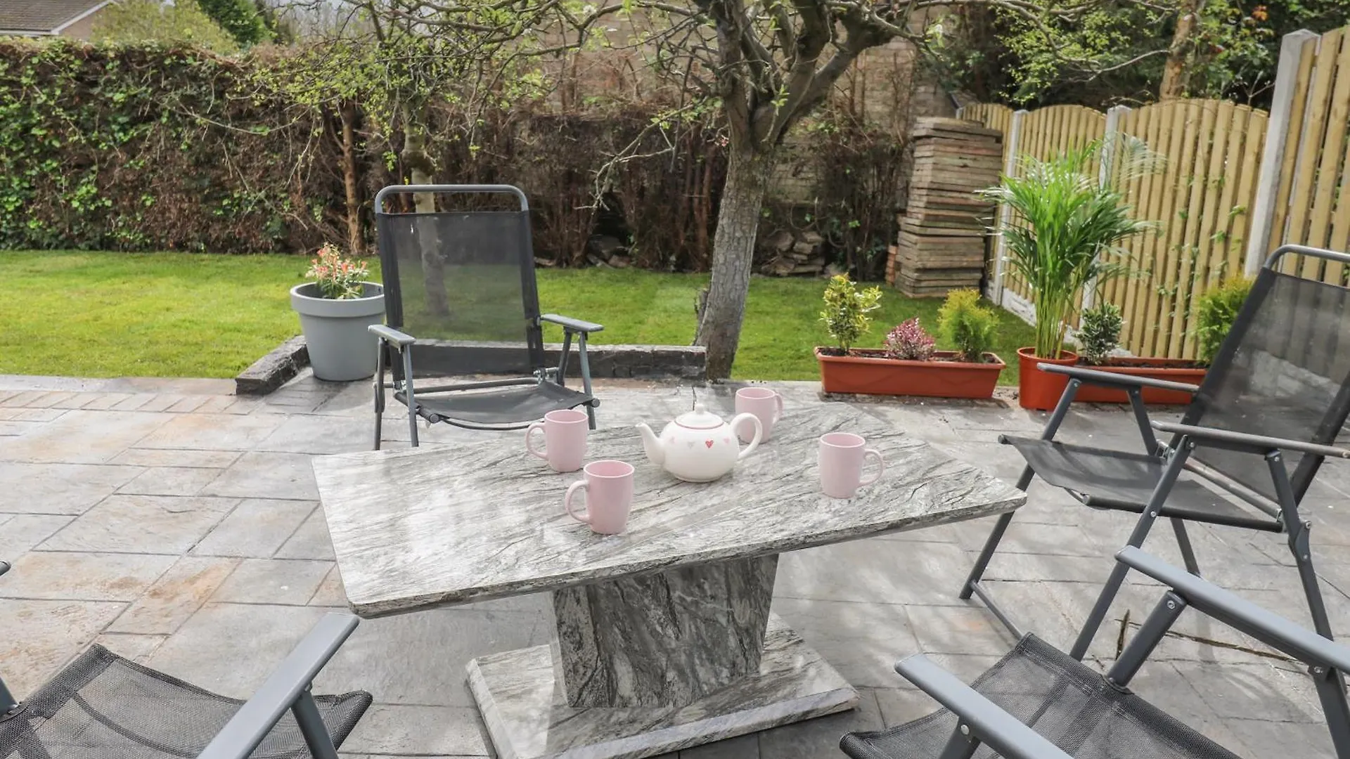 Cosmic Pearl Villa Leeds  Holiday home