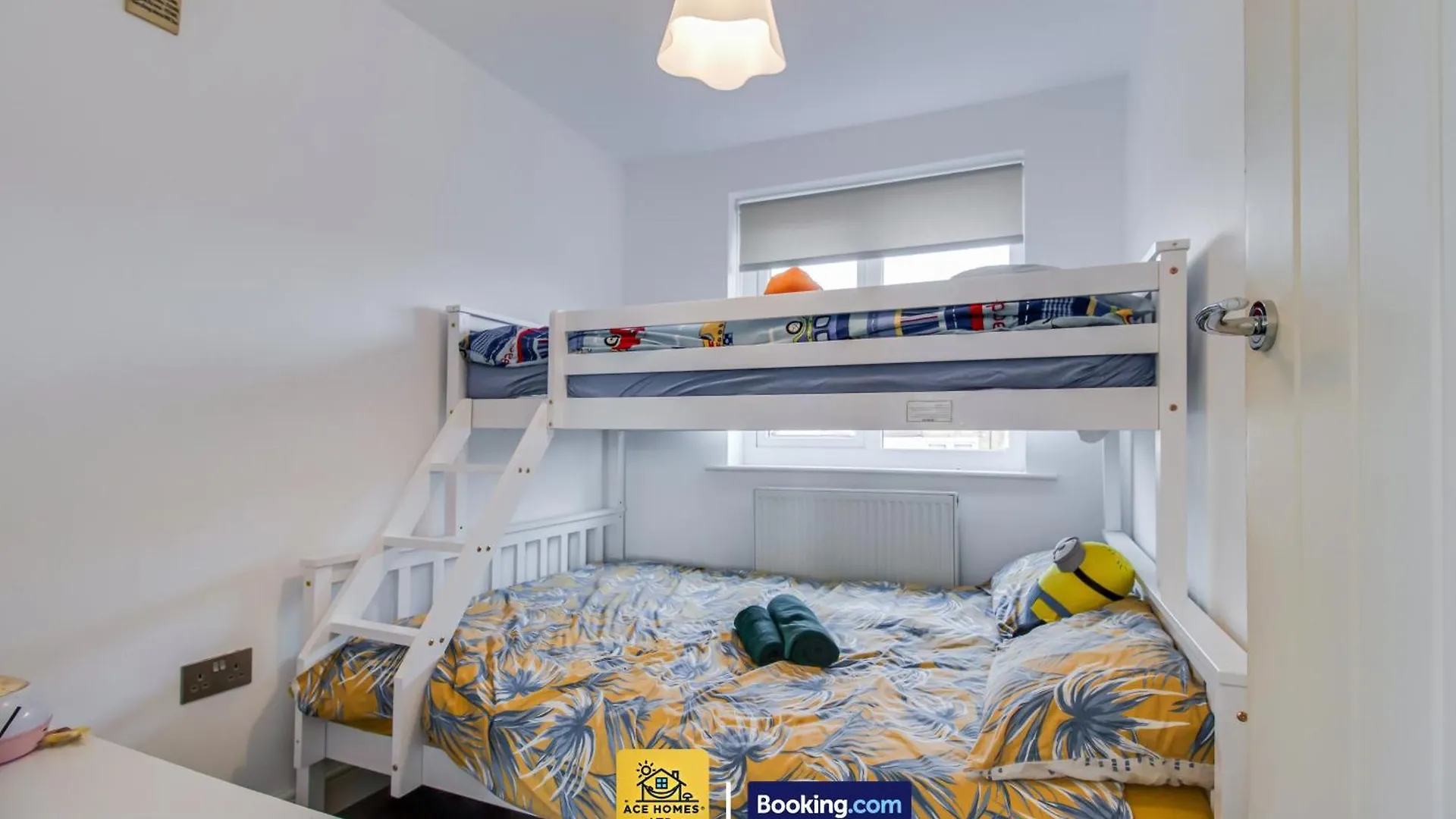 Cosmic Pearl Villa Leeds  Holiday home