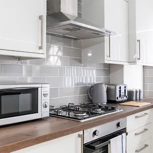 4 Bedroom House, 5 Double Beds And Free Parking. Holiday home